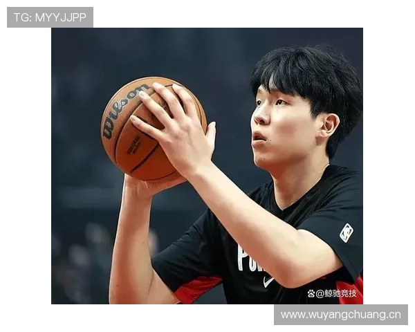 杨瀚森赛场上一秒狂飙千里，下一秒却像个邻家大男孩吃着泡面