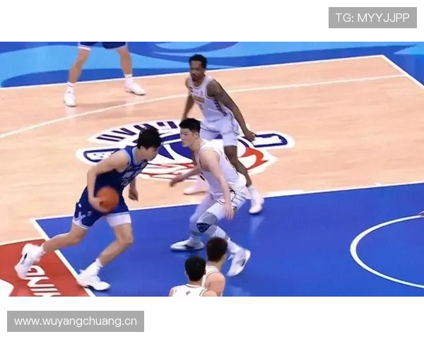 详细解析篮球比赛中球碰裁判规则是否算出界及球权归属 详细解析篮球比赛中球碰裁判规则是否算出界及球权归属